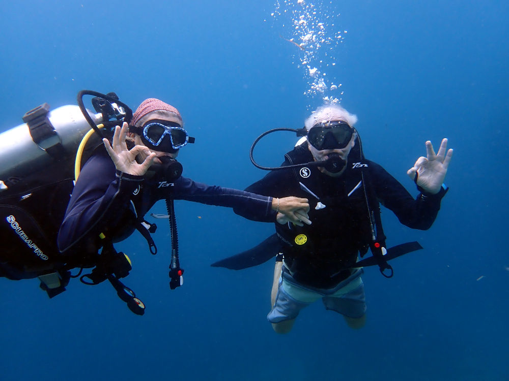 happy couple underwater in Wairterang wreck