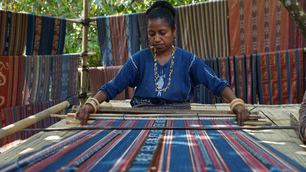 woman weiving traditional sarong